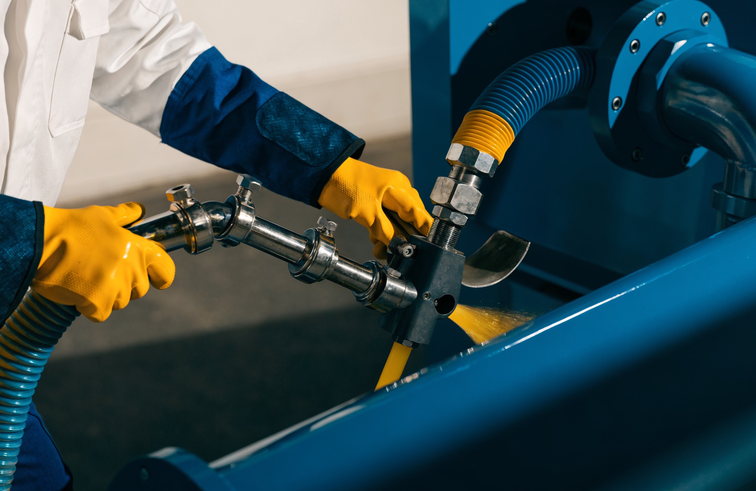 Technicien en intervention déroulant le flexible d'hydrocurage haute pression